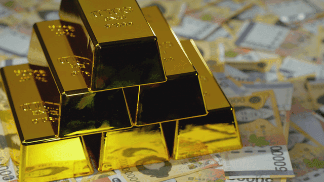 한국 화폐 위에 쌓인 금괴