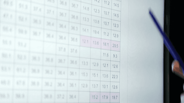 화면의 데이터를 가리키는 손