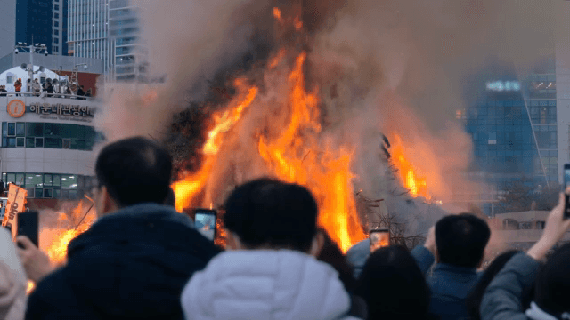 사람들이 지켜보는 큰 모닥불