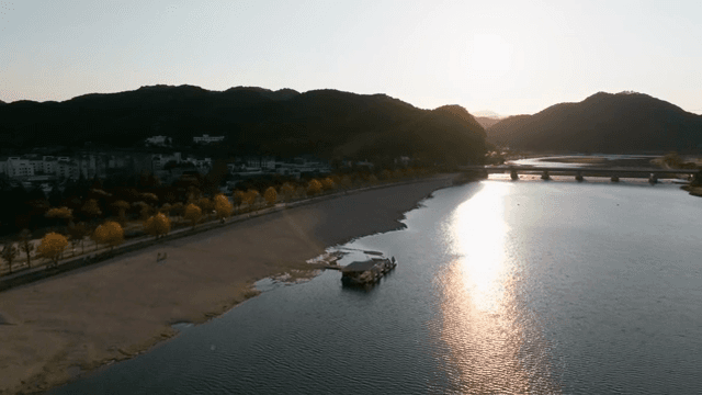 해질녘 가을 나무와 다리가 있는 고요한 강