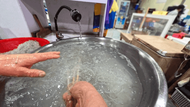 주방에서 젓가락으로 건져지는 실치들