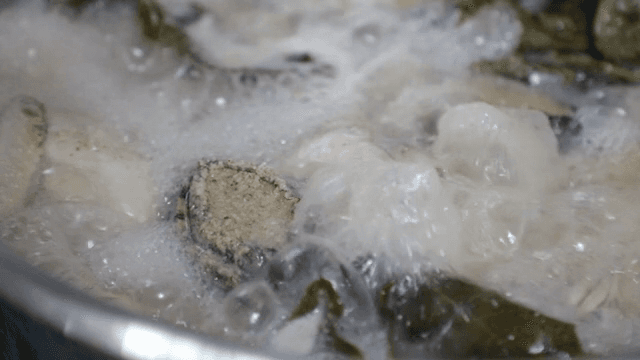 전복이 든 끓는 냄비에 넣는 가루