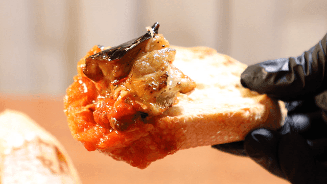 Bread topped with grilled vegetable gambas