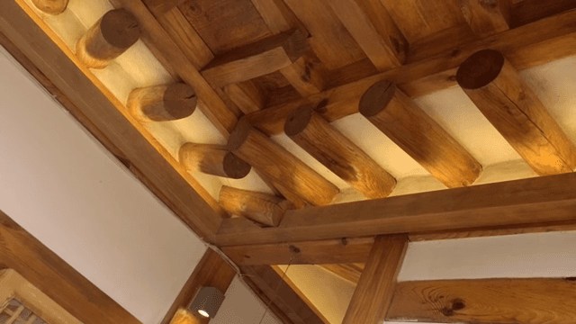 전통 한국식 목조 천장 디자인