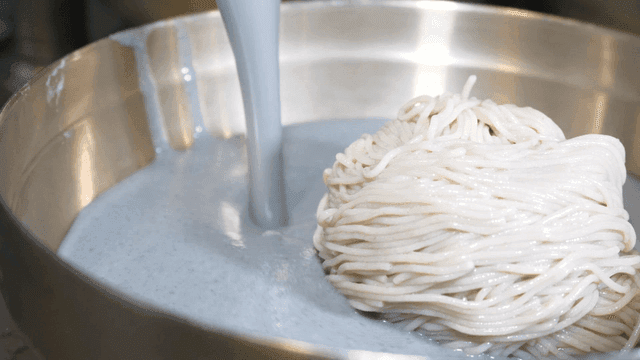 메밀면 위에 부어지는 서리태 국물