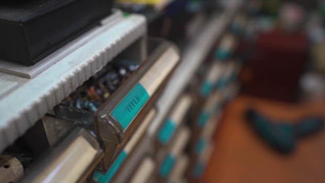 전자 부품이 가득한 보관함