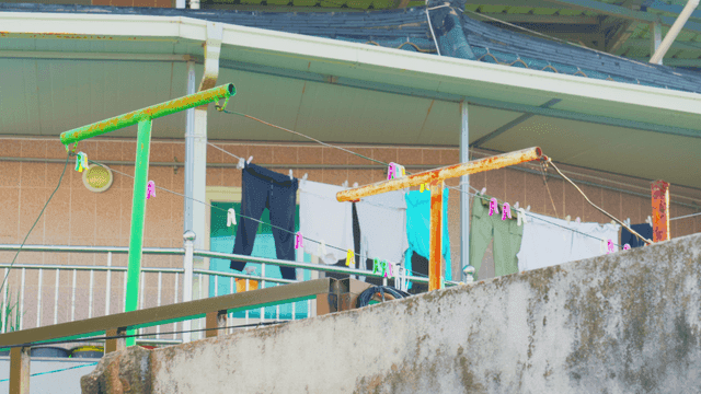 발코니에 걸린 옷과 색색의 빨래집게