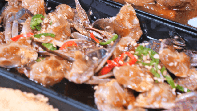 참깨와 고추가 뿌려진 간장게장