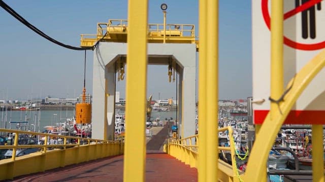 해안 산업 항구와 정박중인 배들