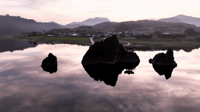 바위 섬이 있는 고요한 호수