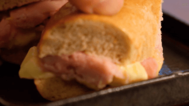 햄과 버터가 들어간 미니 잠봉뵈르