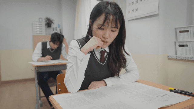 교실에서 시험에 집중하는 학생들