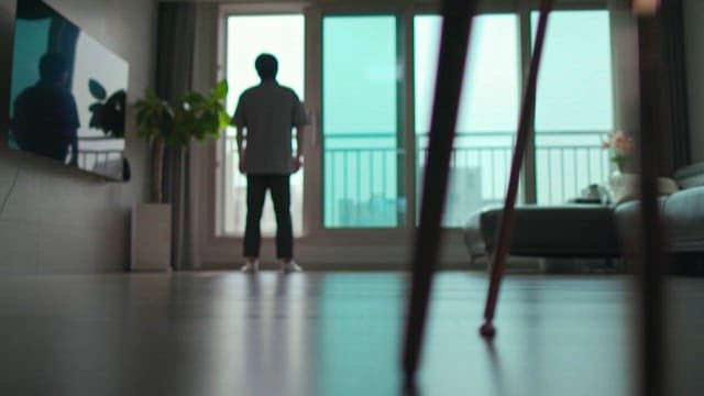 아파트 창가에 외로이 선 남자의 뒷모습