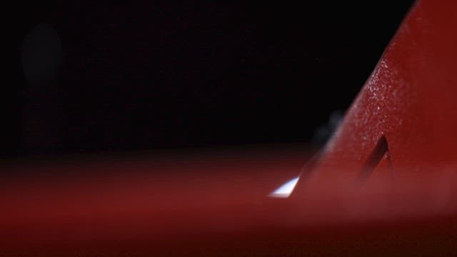 빨간 테이블 위를 흥겹게 두드리는 사람의 손가락