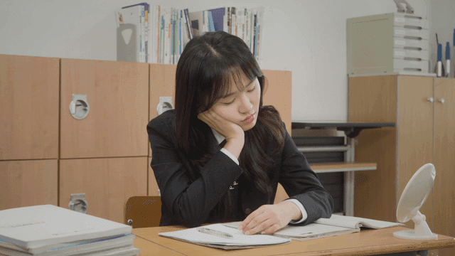 공부하다가 턱을 괴고 잠든 학생