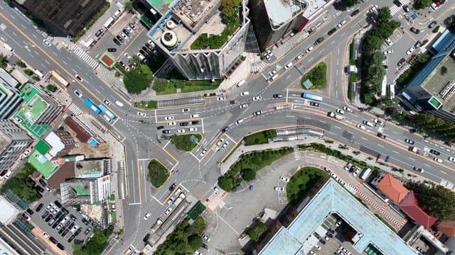 교통이 많은 도시 교차로