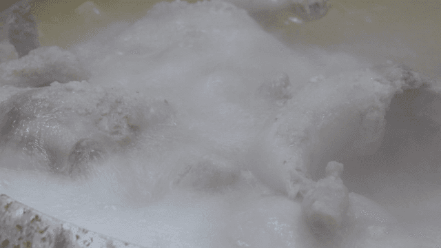 냄비에서 끓고 있는 닭고기