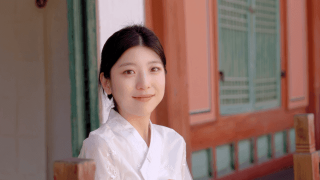 미소 짓는 한복 입은 여성