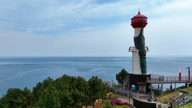 바다를 내려다보는 등대