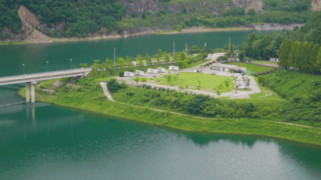 호숫가의 카라반 캠핑장