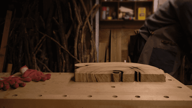 아늑한 목공 작업장을 정리정돈하는 목공예가