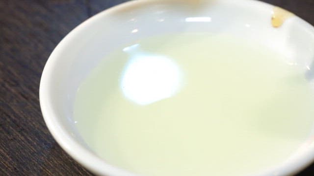 기름에 찍어 먹는 우설 구이