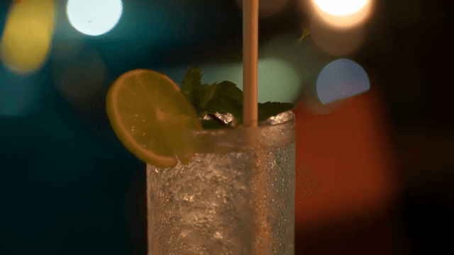 라임과 민트가 들어간 상쾌한 칵테일