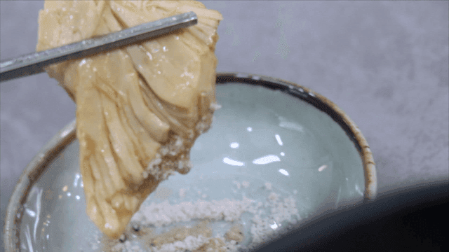 소금에 찍어 먹는 상황버섯 삼계탕 순살