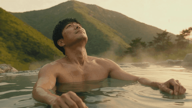 산속 온천에서 휴식을 취하는 남자