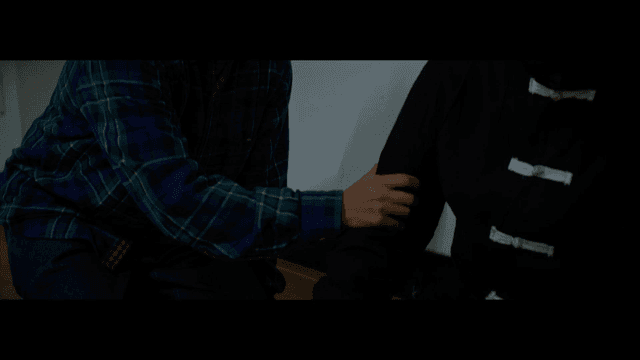 두 사람이 진지한 대화를 나누는 모습