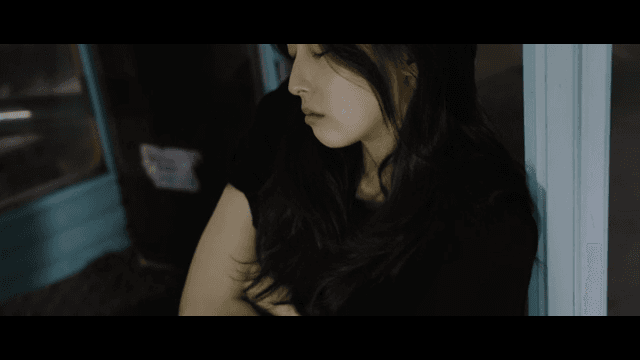 공중전화부스에서 자고 있는 여성