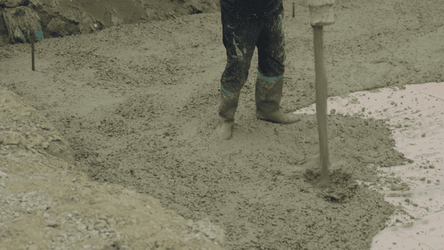 건설 현장에서 콘크리트를 붓는 작업자