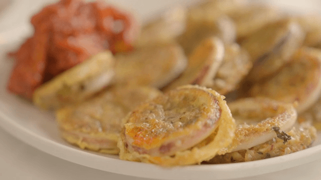 접시에 담긴 한국식 전과 무절임