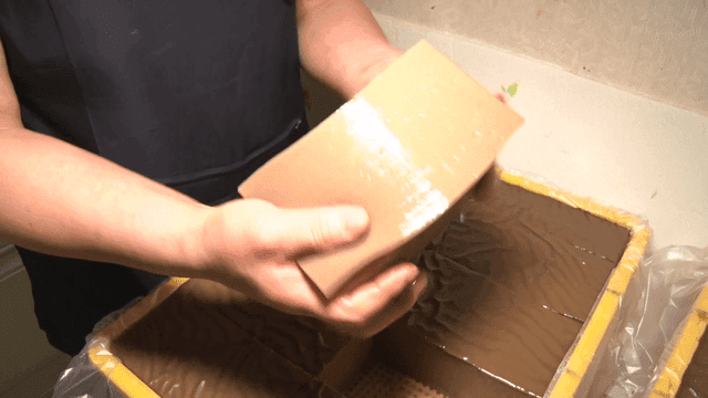 도토리묵을 들고 있는 사람