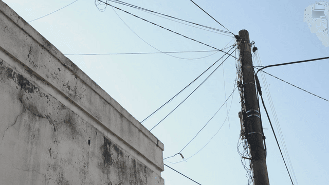 맑은 하늘 아래 전봇대와 건물