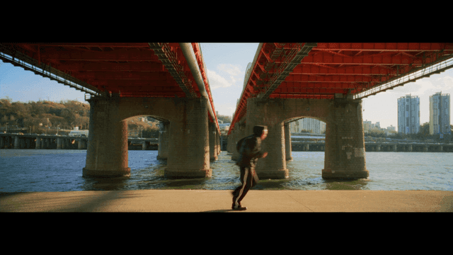 다리 아래에서 조깅하는 사람