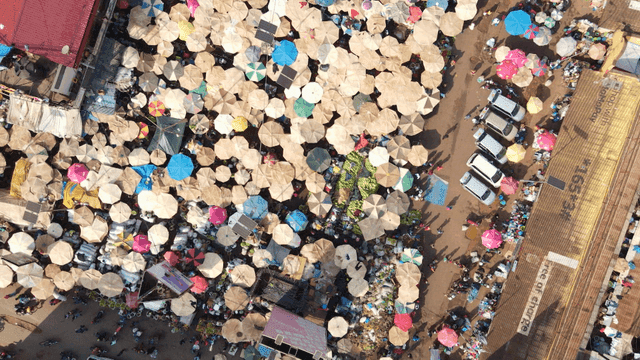 파라솔이 있는 번화한 야외 시장