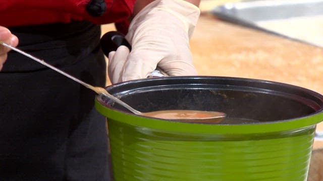 튀김 돈가스에 부어지는 특제 소스