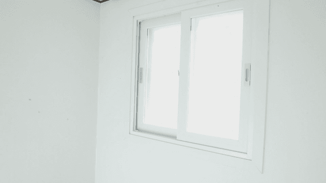 나무 바닥과 창문이 있는 빈 방