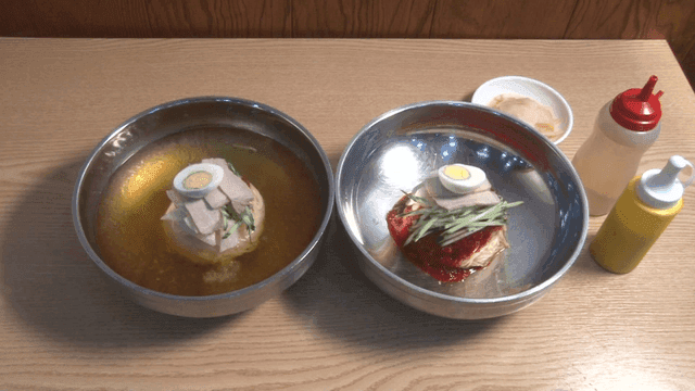 테이블 위의 두 그릇의 밀면