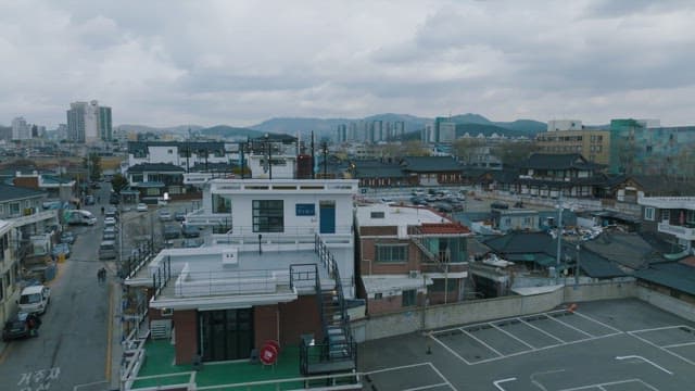 주차장과 옥상이 보이는 주택 건물