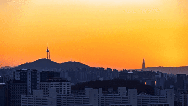 화려한 색상의 일출 도시 풍경