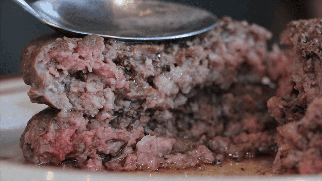 접시에 놓인 육즙이 많은 햄버거 패티