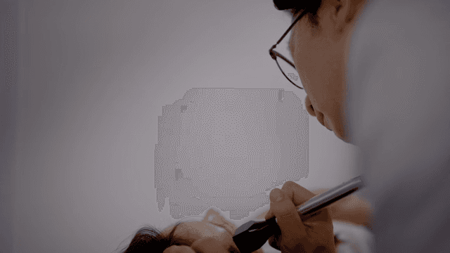 의사가 피부 관리 시술을 진행하는 모습