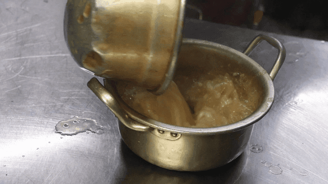 국물이 부어지는 닭칼국수