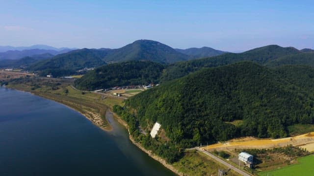 강과 마을이 있는 평화로운 산 풍경