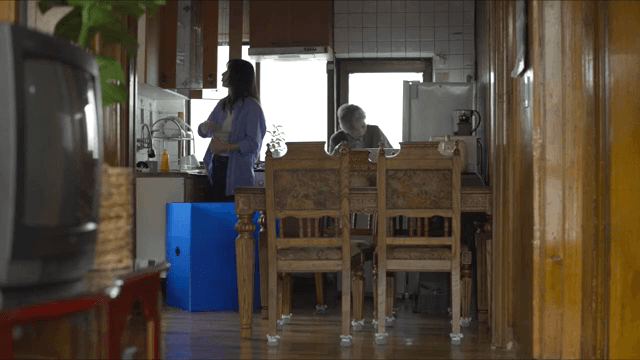 Woman and elderly woman in a kitchen