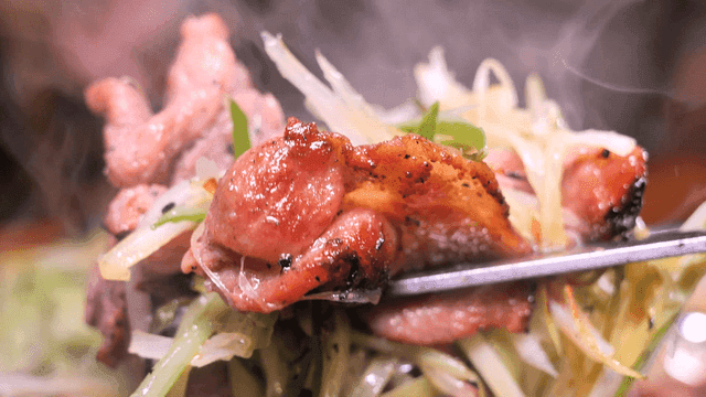 Smoked charcoal-grilled green onion bulgogi picked up with chopsticks
