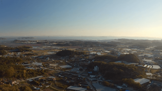 해안과 맞닿아 있는 시골 풍경의 광활한 풍경