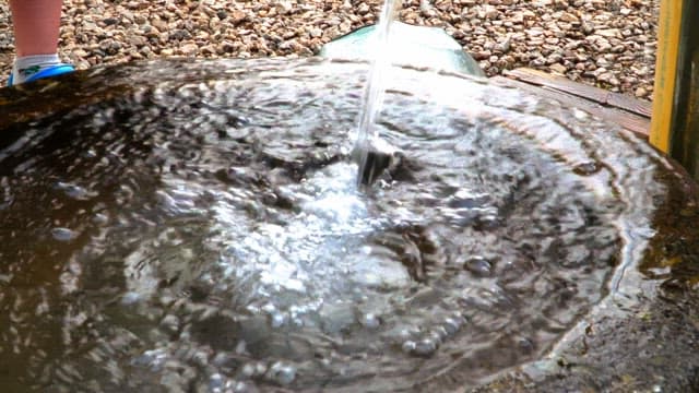 자갈이 깔린 약수터 펌프에서 나오는 맑고 시원한 물